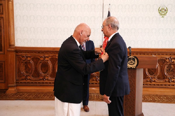 رییس جمهوری اسلامی افغانستان با تفویض مدال از کار کرد های  محترم خلیل صدیق، ستایش بعمل آورد